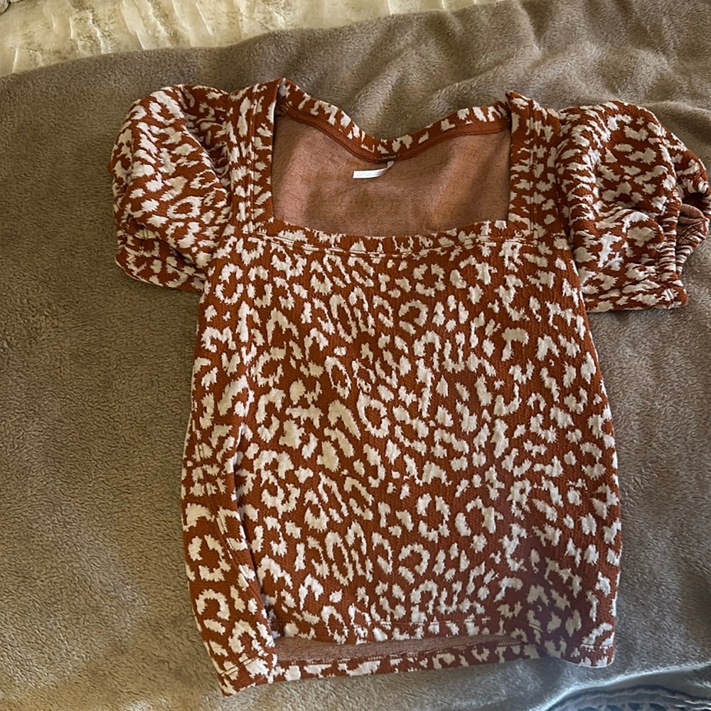 Free people | burnt orange and white cheetah print puff sleeve top